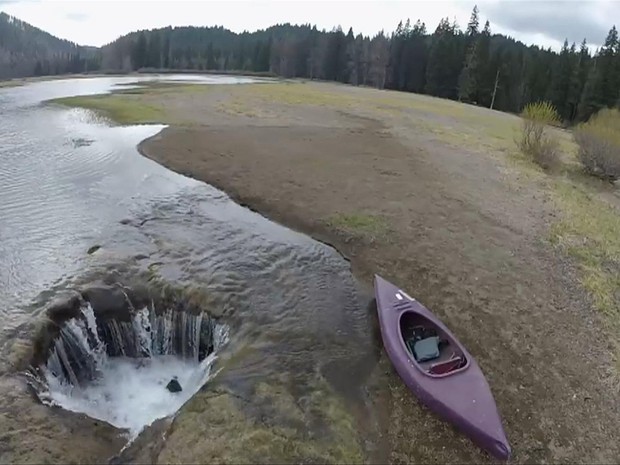 Ele é chamado de "Lost Lake" (lago perdido) e está sendo sugado pela terra. (Foto: BBC)