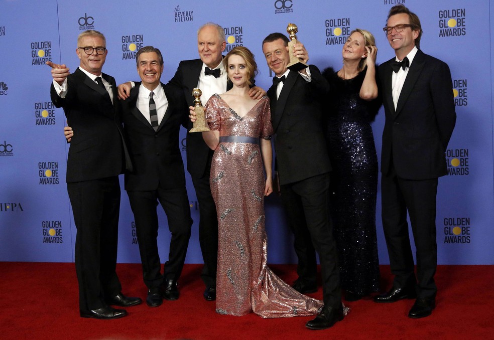 Equipe de 'The crown' recebe o Globo de Ouro de melhor série de drama; Claire Foy foi eleita a melhor atriz (Foto: Mario Anzuoni/Reuters)