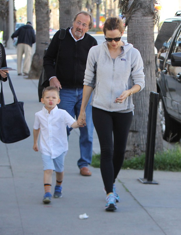 Jennifer Garner passeia com o filho, Samuel, que faz careta para os paparazzi (Foto:  Globo/X17online.com)