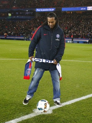 Ronaldinho Gaúcho, pontapé inicial PSG x Monaco (Foto: Twitter / @PSG_inside) Ronaldinho Gaúcho, pontapé inicial PSG x Monaco (Foto: Twitter / @PSG_inside)