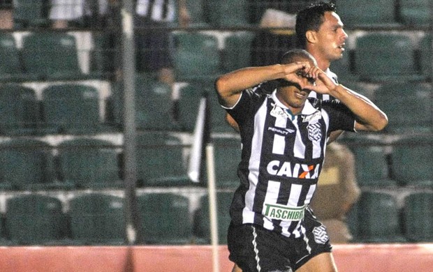 Rafael Costa Comemora gol do Figueirense contra o Guaratinguetá  (Foto: Eduardo Valente / Agência estado)