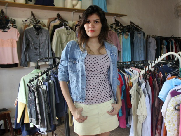 Duana escolheu a jaqueta jeans de R$ 15 e a blusa estampada de R$ 5 (Foto: Taísa Arruda/G1)