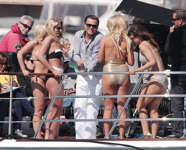 Leonardo no iate ao lado de mulheres de biquíni (Foto: Honopix) Leonardo no iate ao lado de mulheres de biquíni (Foto: Honopix)