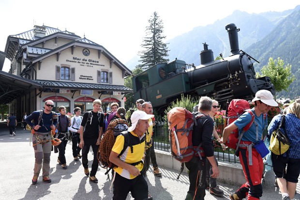 Foto de 8 de junho mostra turistas na estação de Montenvers, em frente ao Mar de Gelo, em Chamonix Mont Blanc, na França  (Foto: AFP Photo/Philippe Desmazes)