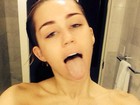 Miley Cyrus posa enrolada em toalha após banho