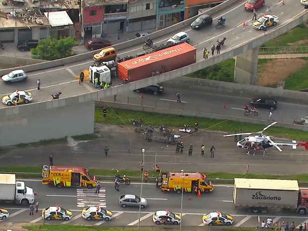 Caminhão tomba e carro cai de viaduto após batida no Rodoanel (Foto: Reprodução TV Globo)