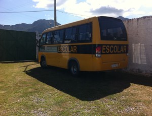 Arsenal de Caridade ônibus escolar (Foto: Diego Morais)