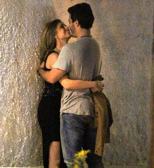 Thiago Rodrigues beijando loira (Foto: AgNews)