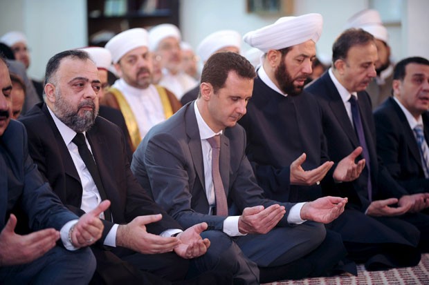 O presidente sírio, Bashar al-Assad, acompanhou nesta sexta-feira a oração do Eid Al-Fitr, a festa do fim do jejum muçulmano do Ramadã, em uma mesquita em Damasco (Foto: Sana/Reuters)