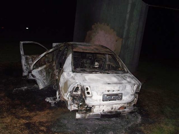 Carro ficou completamente destruído (Foto: Correio Santa Fé)