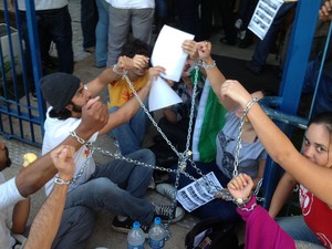 Manifestantes se acorrentam em frente à Câmara Municipal de Campinas (Foto: Erick Julio/G1 Campinas)