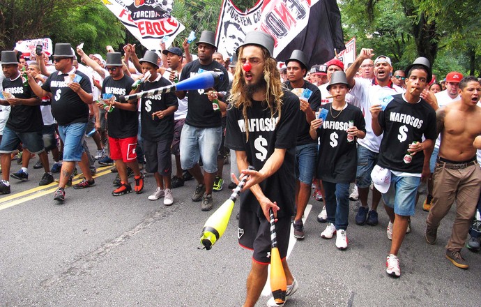 Protesto torcida São Paulo (Foto: Marcos Ribolli)