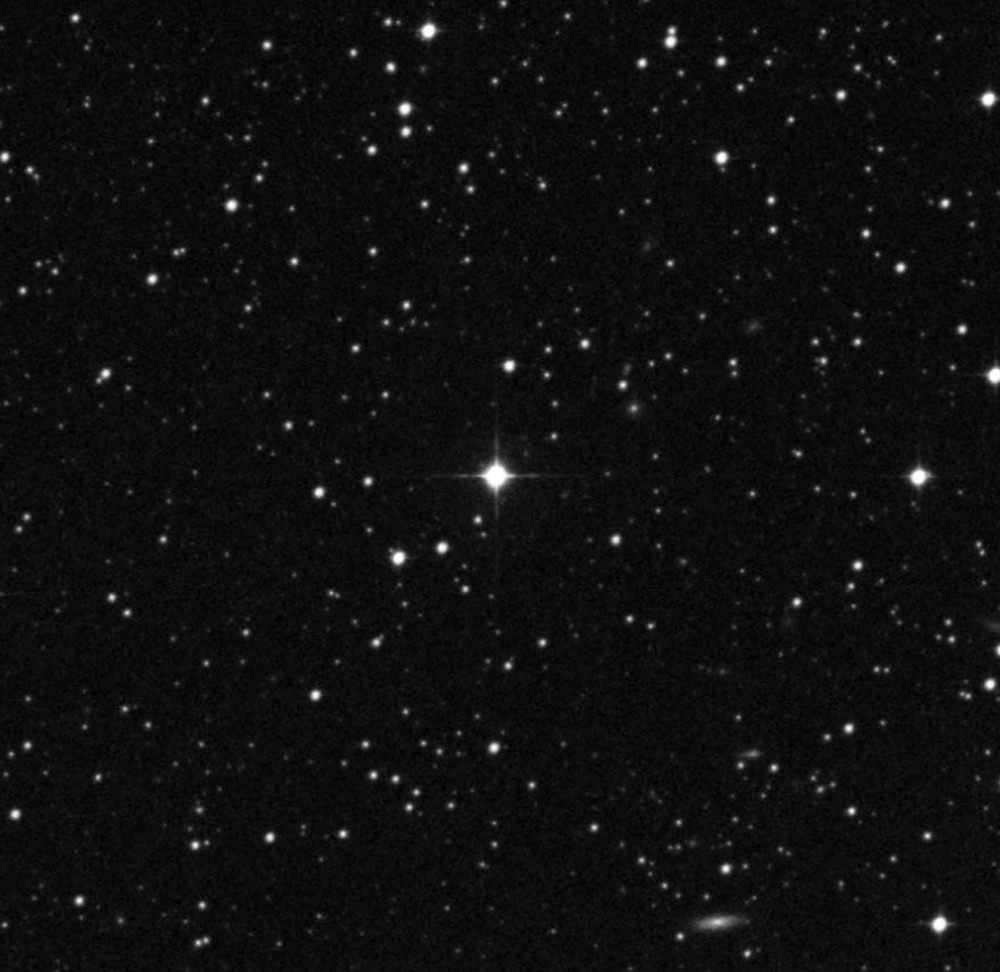 Gêmea solar HIP 68468 está representada no centro da imagem (Foto: The STScI Digitized Sky Survey)