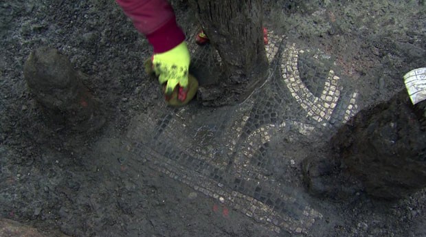 Fragmentos arqueológicos foram encontrados em Londres durante construção da nova sede da empresa Bloomberg (Foto: Reprodução/BBC)