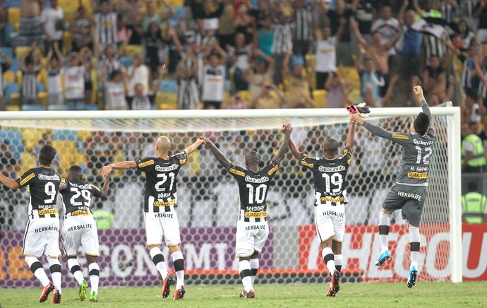 jogadores Botafogo saudando torcida Maracanã (Foto: Márcio Mercante / Agência Estado)