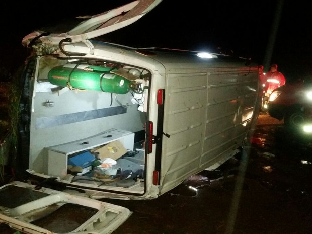 Acidente aconteceu após o veículo aquaplanar e o condutor perder o controle da ambulância (Foto: Divulgação / Polícia Rodoviária Federal)