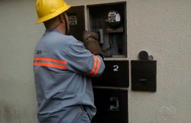 Funcionário da Celg corta energia em órgãos públicos da prefeitura por dívida, em Goiânia , Goiás (Foto: Reprodução/TV Anhanguera)