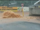 Chuva forte forma buraco em obra de galeria de esgoto em Bauru