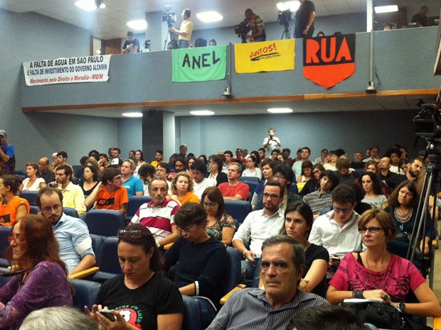 Plateia acompanha os palestrantes na audiência pública na Assembleia (Foto: Marcelo Mora/G1)