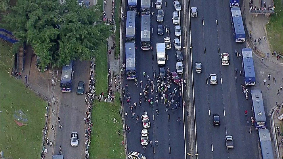 Manifestantes interditam km 17 da Raposo Tavares (Foto: Reprodução/ TV Globo)