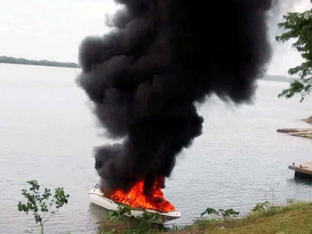 Dois homens sofreram queimaduras com a explosão da lancha em Panorama (Foto: Ermenson Rodrigues/Panorama Notícia/Cedida)