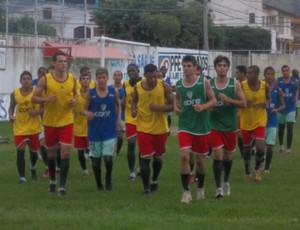 Jogadores treinam no estádio Robertão (Foto: Eduardo Dias)