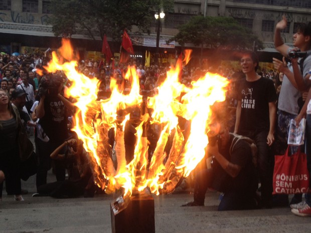 Manifestantes MPL Centro catraca (Foto: Roney Domingos/G1)