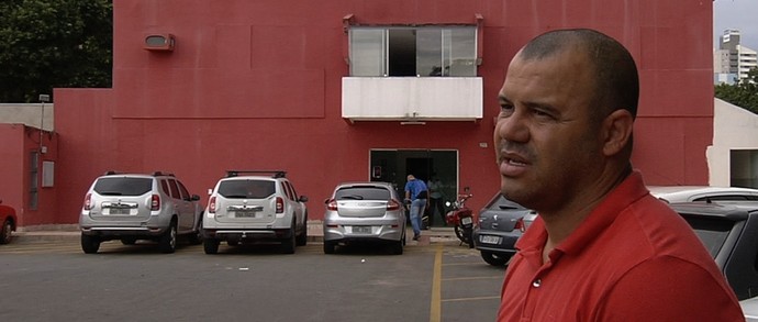 Roni, diretor de futebol do Vila Nova (Foto: Reprodução/TV Anhanguera)