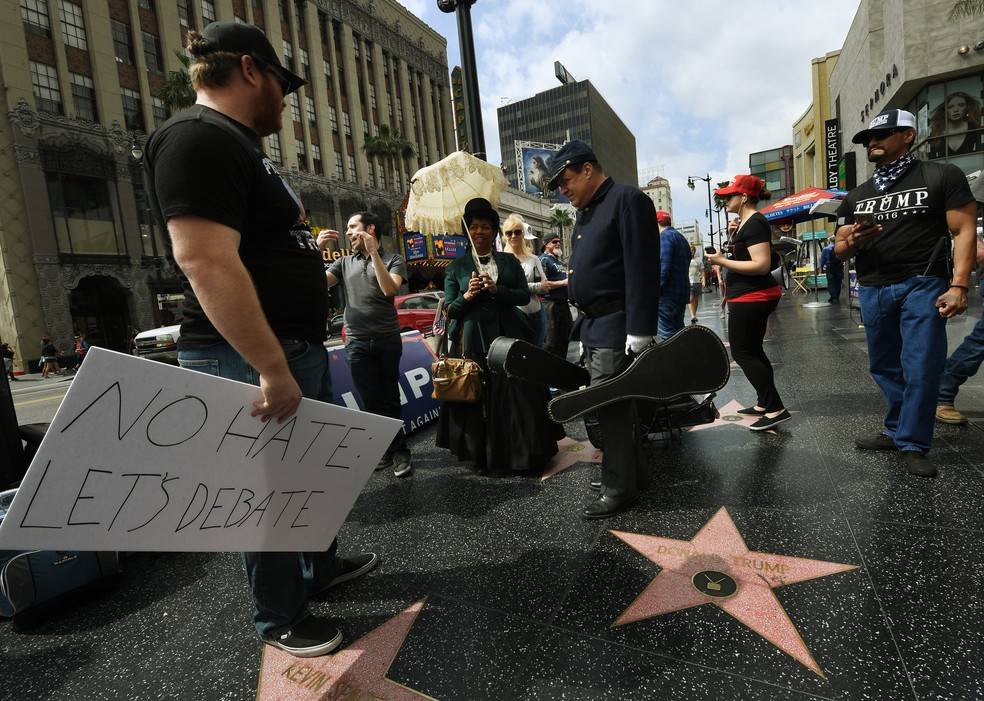 Apoiadores de Trump se concentraram diante da estrela dedicada a ele na Calçada da Fama em Hollywood (Foto: Mark RALSTON / AFP)
