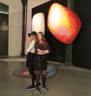 As designers suecas Sofia Lagerkvist (de chapéu) e Anna Lindgren, do estúdio Front Design, posam em frente aos tapete Scribble, assinado pela dupla para a linha Signature Collection