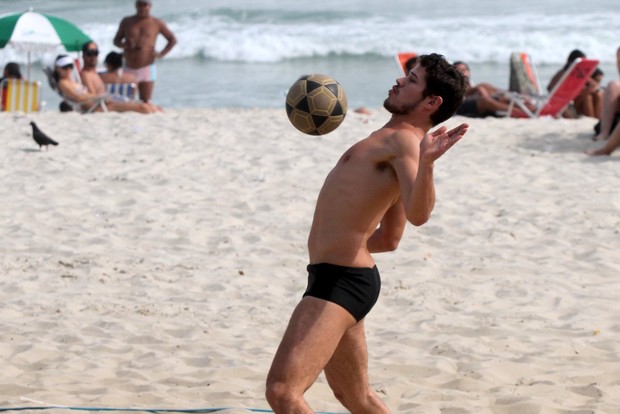 José Loreto na praia (Foto: Marcos Ferreira / Foto Rio News)