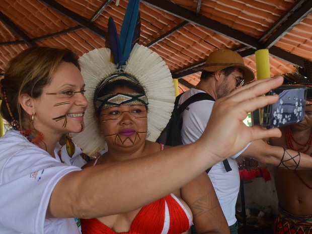 A psicóloga Carmen Baliero e a índia Ariomã, de 31 anos, na Aldeia Coroa Vermelha, em Santa Cruz Cabrália, BA (Foto: Rodolfo Tiengo/G1)