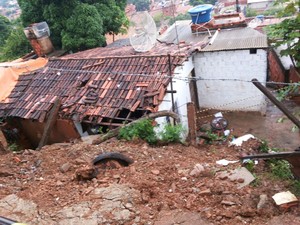 Casa foi atingida por muro na Vila São Francisco de Assis (Foto: Ana Cláudia Mendes/ Inter Tv)