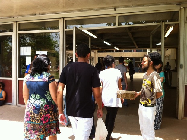 Candidatos da Fuvest na porta de entrada da Poli-USP antes da prova desta segunda-feira (Foto: Ana Carolina Moreno/G1)