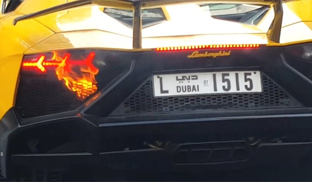 Motorista provocou fogo em sua Lamborghini ao acelerar demais (Foto: Reprodução/YouTube/Dubs Orig)