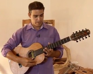 O apresentador e repórter, Diego Gavazzi, mostrou que sabe tocar violão (Foto: Rio Sul Revista)