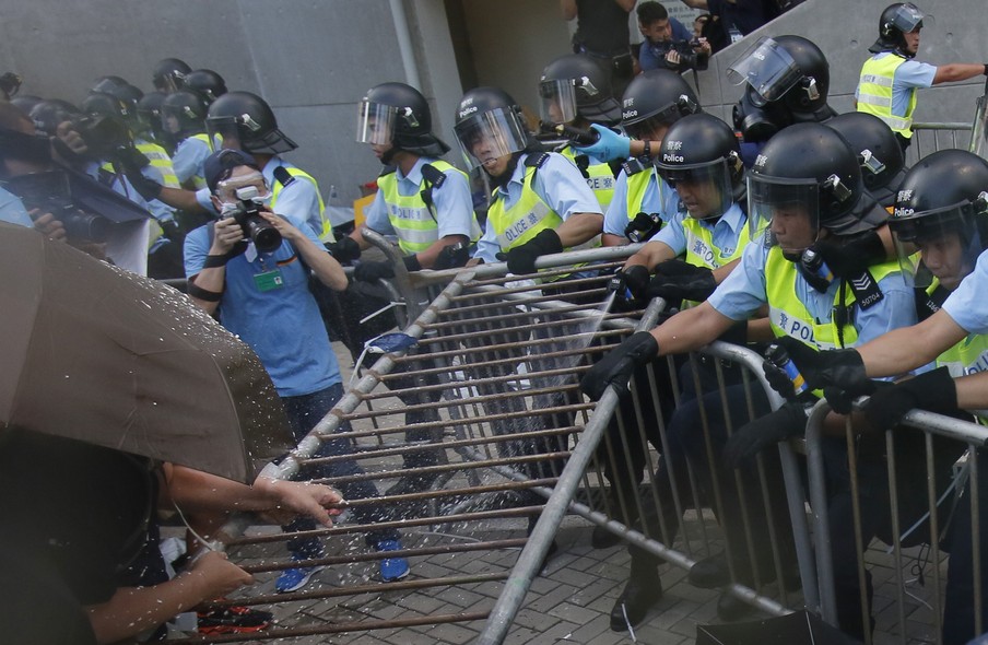 Houve confronto com a polícia na manifestação pró-democracia em Hong Kong. Policiais atiraram bombas para dispersar os manifestantes