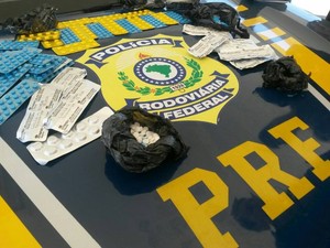 Polícia apreendeu os medicamentos na Dutra (Foto: Divulgação/PRF)