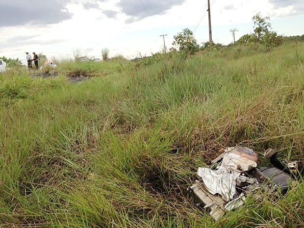 Motor do veículo de passeio foi arremessado a 30 metros de distância do local do acidente (Foto: Marcos Landim/ TV Centro América)