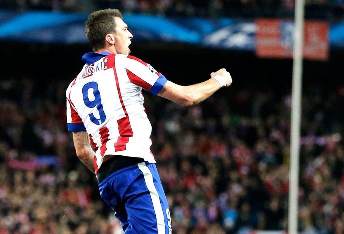 Mandzukic comemora gol do Atlético de Madrid contra o Olympiacos (Foto: Agência AP )