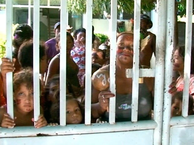 Índios ocupam prédio da Funasa em Juazeiro, na Bahia (Foto: Reprodução/ TV São Francisco)