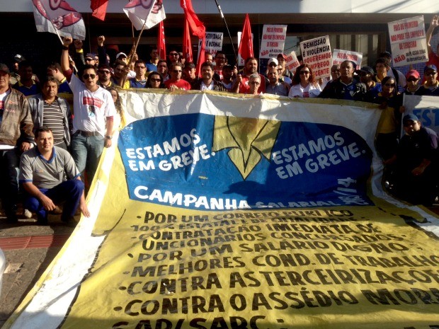 Manifestantes fizeram caminhada pelo centro de Campo Grande.  (Foto: Nadyenka Castro / G1 MS)