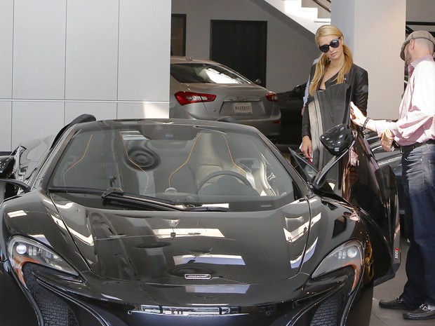 X17 - Paris Hilton compra carro em Los Angeles, nos Estados Unidos (Foto: X17online/ Agência)