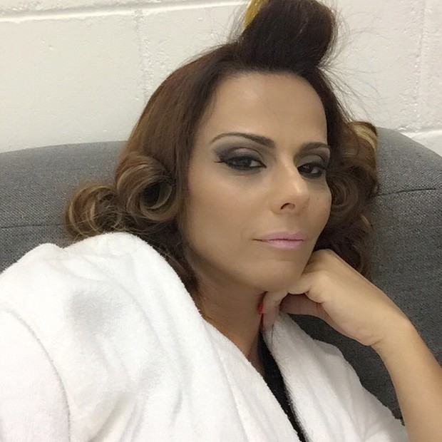 Viviane Araújo acorda cedo para gravar e exibe cara de sono (Foto: Instagram)