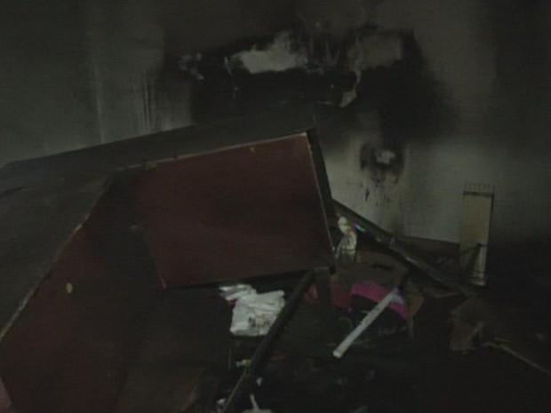 Incêndio na residência deixou casal ferido e mulher grave (Foto: Reprodução/ TV TEM)