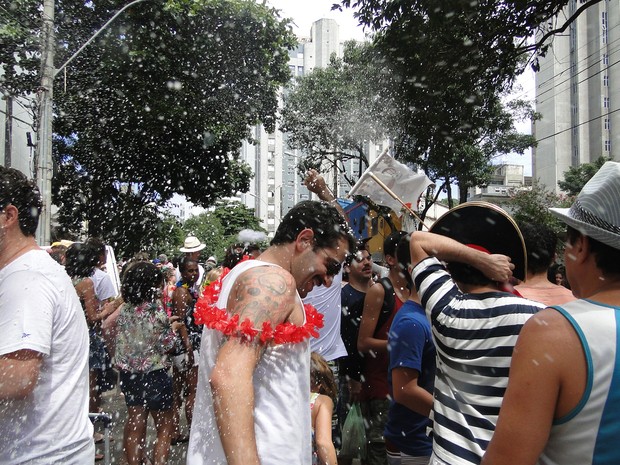 Foliões se divertem com espuma durante desfile (Foto: Sara Antunes / G1)