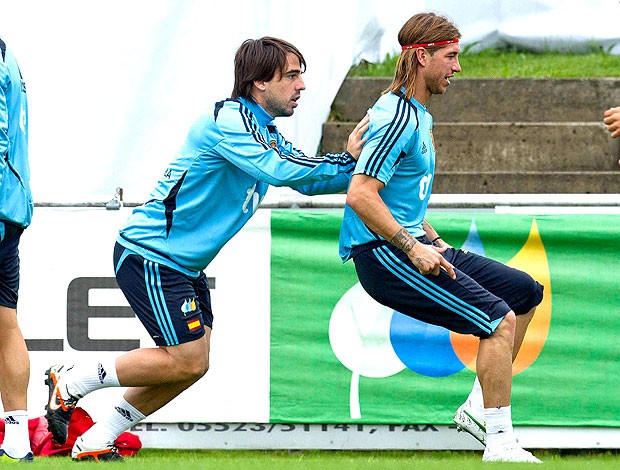 Benat Etxebarria e Sergio Ramos no treino da Espanha (Foto: Reuters)