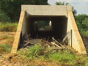 Obras do córrego 'Água do Sobrado' também estão paradas (Foto: Reprodução TV TEM) Obras do córrego 'Água do Sobrado' também estão paradas (Foto: Reprodução TV TEM)