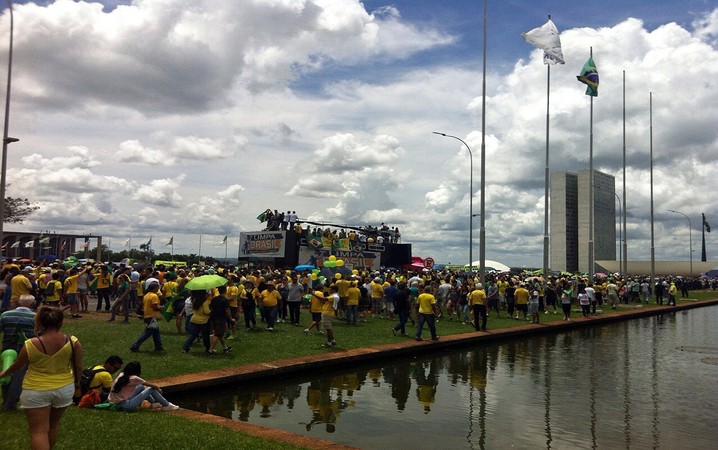 Manifestantes se concentram no gramado em frente ao Congresso Nacional, em Brasília