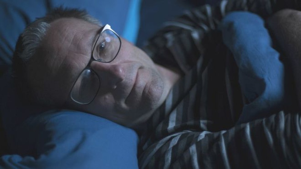O apresentador da BBC e médico Michael Mosley fez vários experimentos sobre o sono - dormindo bem e mal (Foto: Lion Television/Divulgação)